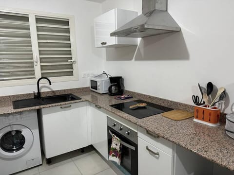 Coffee/tea facilities, Kitchen or kitchenette, stove, washing machine