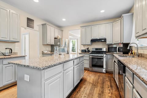 Entire 4-BR in Beloved DC Area Takoma Park Casa in Takoma Park