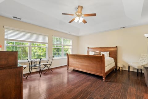 Entire 4-BR in Beloved DC Area Takoma Park Casa in Takoma Park