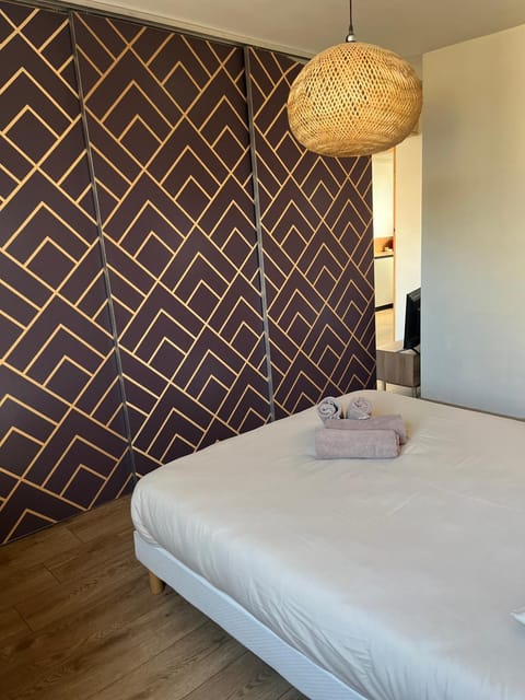 Photo of the whole room, Bedroom