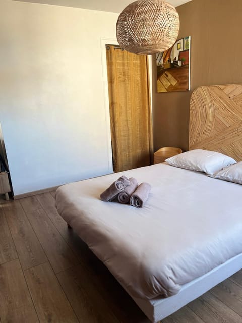 Photo of the whole room, Bedroom