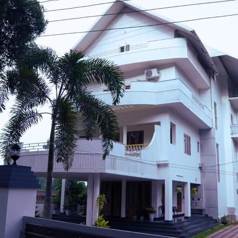 T house Elegant Homestay at Kanjiramattom House in Kochi