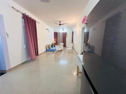 Bright Airy Homestay- Mohali 4516 C, MIG Super Flats Apartment in Chandigarh