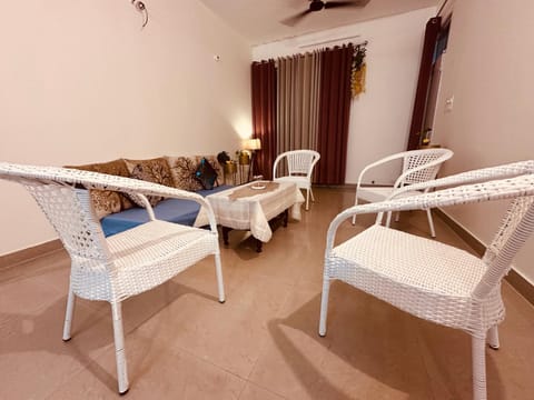 Bright Airy Homestay- Mohali 4516 C, MIG Super Flats Apartment in Chandigarh