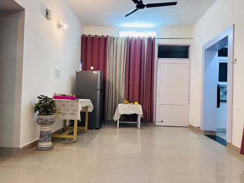 Bright Airy Homestay- Mohali 4516 C, MIG Super Flats Apartment in Chandigarh