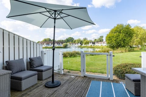 Rose Lake View, 3 Bed Luxury Lake House, Heart of The Cotswolds , South Cerney, Cirencester House in Cotswold District