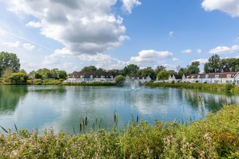 Rose Lake View, 3 Bed Luxury Lake House, Heart of The Cotswolds , South Cerney, Cirencester House in Cotswold District