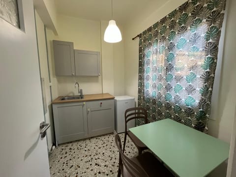 Kitchen or kitchenette, Dining area, stove