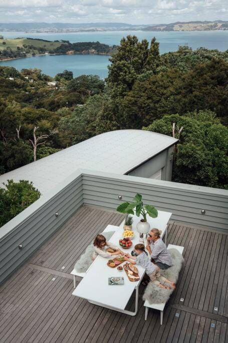 Luxurious Clifftop Tihi Lodge Apartment in Auckland Region