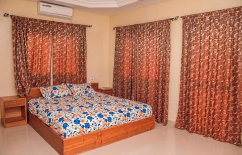 Trois chambres salon unique très propre à l'étage Apartment in Lomé