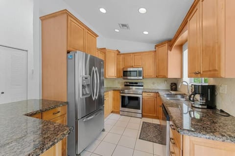 Kitchen or kitchenette, dishwasher, oven