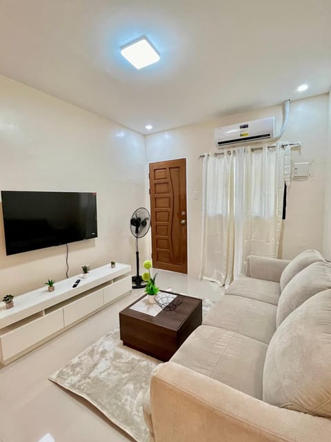 Communal lounge/ TV room, TV and multimedia, Living room, air conditioner, air conditioner