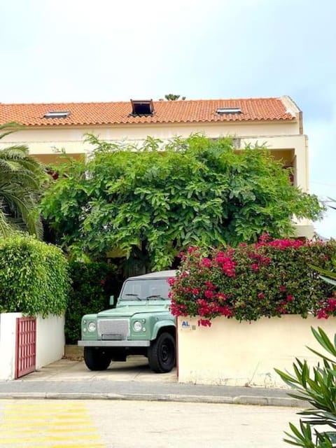 Property building, Garden, Parking