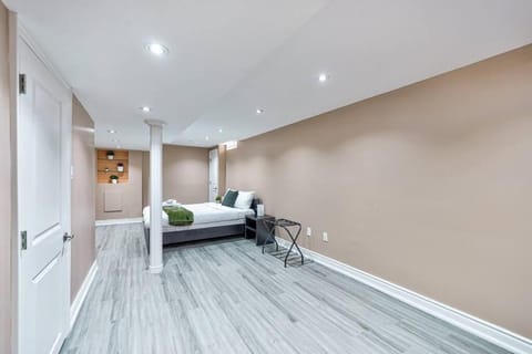 4BR Scarborough Gem, Freshly Renovated, 7 Car Parking Apartment in Markham