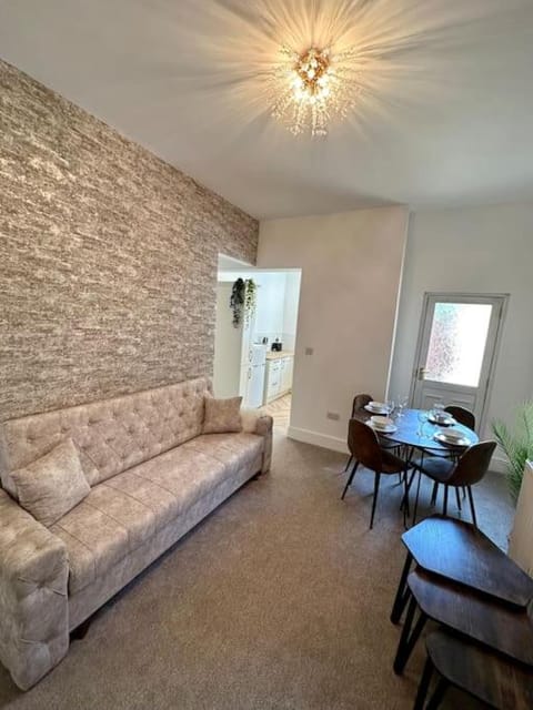 Three bedroom home Manchester, sleeps 8! House in Salford