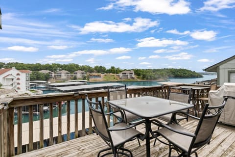 Summertime Blues-Top Floor Waterfront House in Village Four Seasons