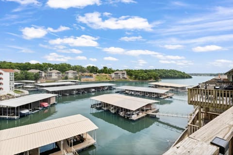 Summertime Blues-Top Floor Waterfront House in Village Four Seasons