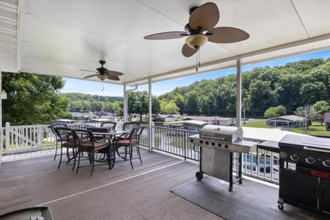 Lakefront Paradise -Private Dock, Calm Cove House in Lake of the Ozarks