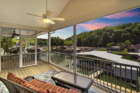 Lakefront Paradise -Private Dock, Calm Cove House in Lake of the Ozarks