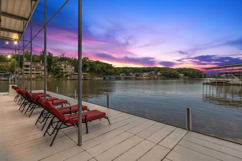 Porto Cima Hacienda -Dock, Pool, Theater, Hot Tub House in Lake of the Ozarks