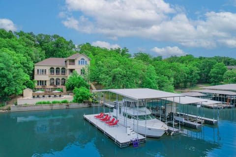 Porto Cima Hacienda -Dock, Pool, Theater, Hot Tub House in Lake of the Ozarks