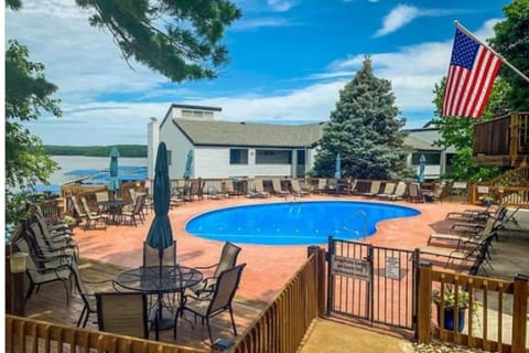 Blue Breeze - Top Floor, Waterfront House in Osage Beach