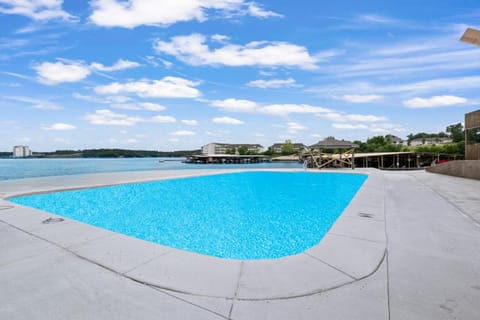 Turtle Cove, Lakefront Pool House in Village Four Seasons