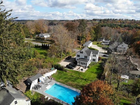 Historic Colonial Pool Walk to Town House in Litchfield County