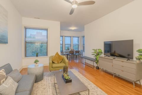 3BR Prime Hyde Park Location Near UChicago and Dining Apartment in Chicago