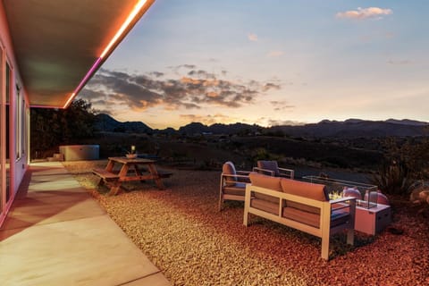 Infinity & Beyond Luxury Retreat Winfinity Pool House in Pioneertown