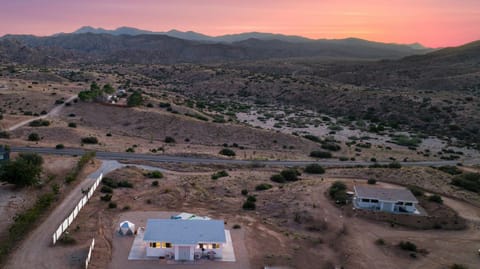 Infinity & Beyond Luxury Retreat Winfinity Pool Casa in Pioneertown