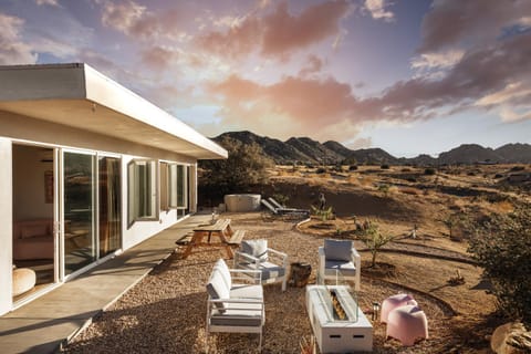 Infinity & Beyond Luxury Retreat Winfinity Pool House in Pioneertown