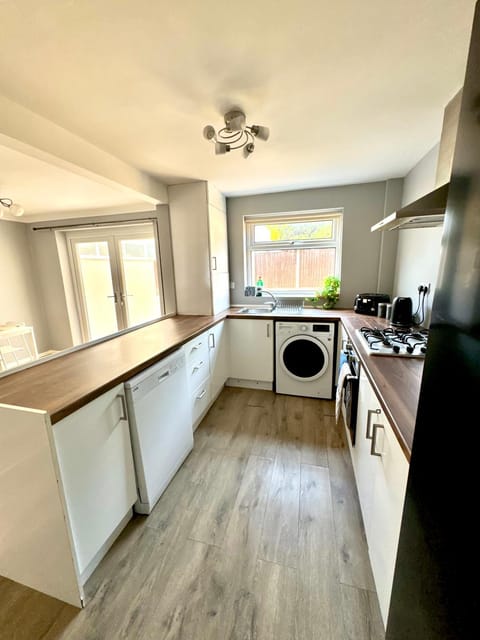 Coffee/tea facilities, Kitchen or kitchenette, dishwasher, oven, stove, washing machine, dryer, kitchen