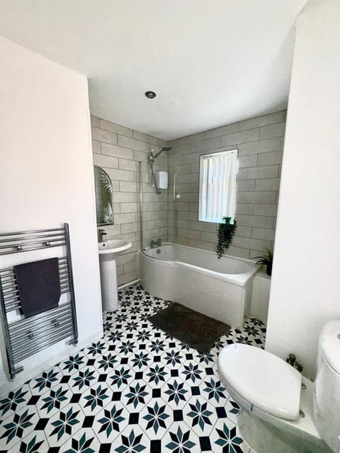 Shower, Toilet, Bathroom, Photo of the whole room, Bath, towels