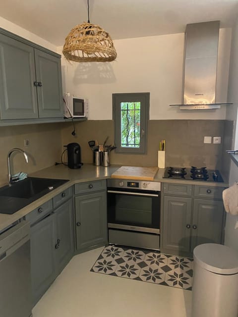 Coffee/tea facilities, dishwasher, stove, toaster