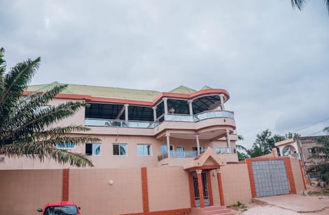 De trois chambre salon unique à l'étage bien propre Apartment in Lomé