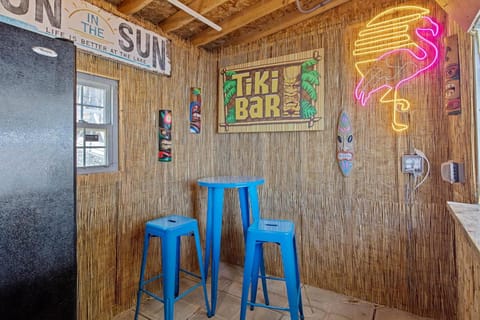 Tiki Time Game Room, Hot Tub, Tiki Bar House in Lake of the Ozarks