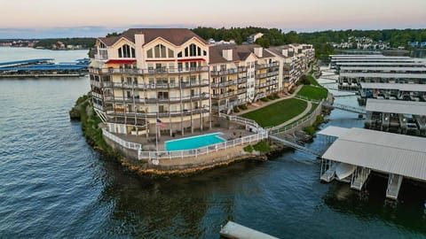 Ledges Landing Waterfront Condo, Beach, Pools House in Osage Beach