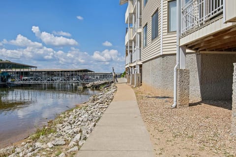 Ledges Landing Waterfront Condo, Beach, Pools House in Osage Beach