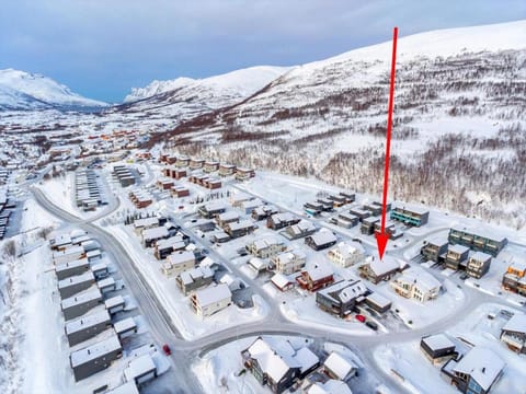 Day, Neighbourhood, Natural landscape, Bird's eye view, Winter, Mountain view