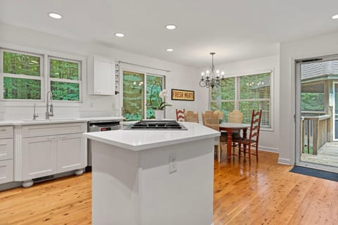 Kitchen or kitchenette, Dining area