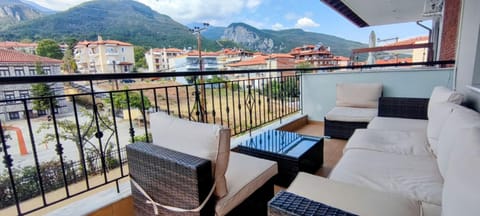 Balcony/Terrace, Balcony/Terrace, Living room, Seating area, Mountain view