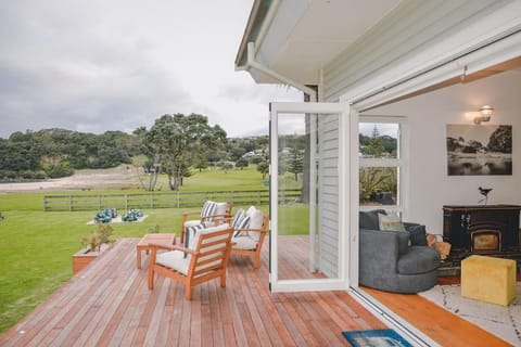 Absolute Ocean beachfront Onemana Pararaiha Apartment in Whangamatā