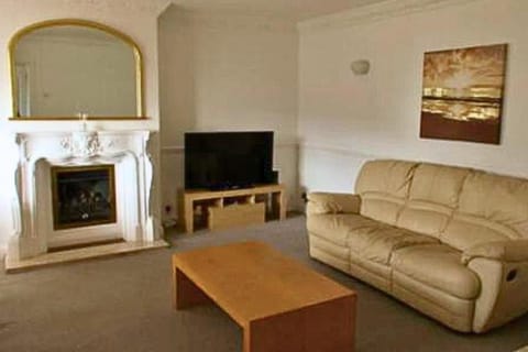 TV and multimedia, Living room, Seating area, Evening entertainment, Entertainment, fireplace