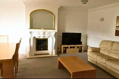 TV and multimedia, Living room, Seating area, Dining area, Evening entertainment, Entertainment, fireplace