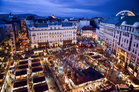 Property building, Nearby landmark, Night, Neighbourhood, Bird's eye view, City view, Street view, Location