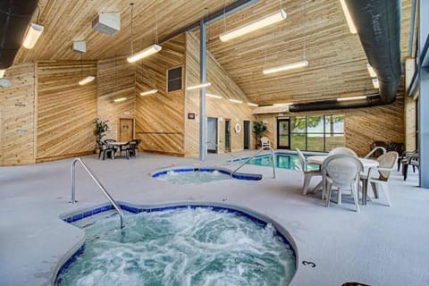 Hot Tub, Swimming pool