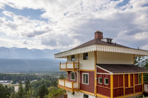 Property building, Natural landscape, Balcony/Terrace, Mountain view