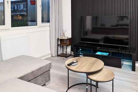 TV and multimedia, Living room, Seating area, Evening entertainment