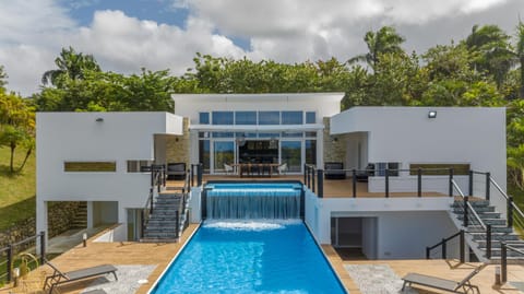 Property building, Day, Pool view, Swimming pool, sunbed